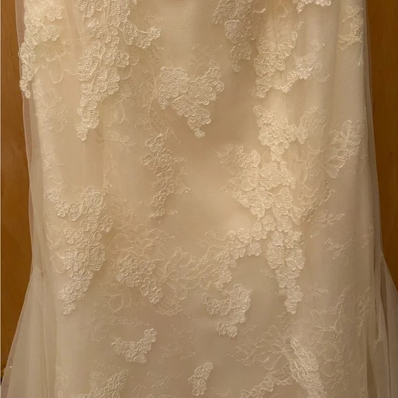 Vera Wang Strapless Lace Bridal Gown - Picture 4 of 12